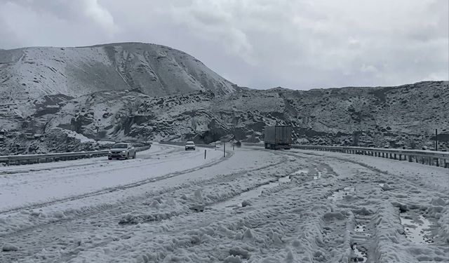 Tendürek'te Yaz Ortasında Dolu Sürprizi