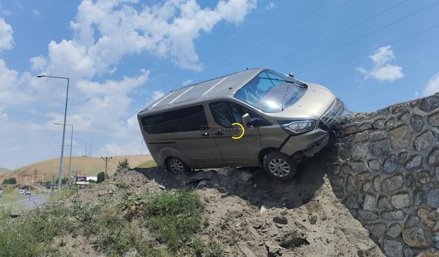 Bitlis'te Korkutan Kaza! Araç Duvara Çarparak Durabildi