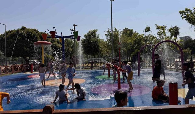 Adanalı Çocuklar Sıcaktan Su Oyun Parklarında Korunuyor