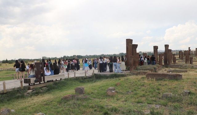 Ahlat Selçuklu Meydan Mezarlığı Ziyaretçilerini Büyülüyor