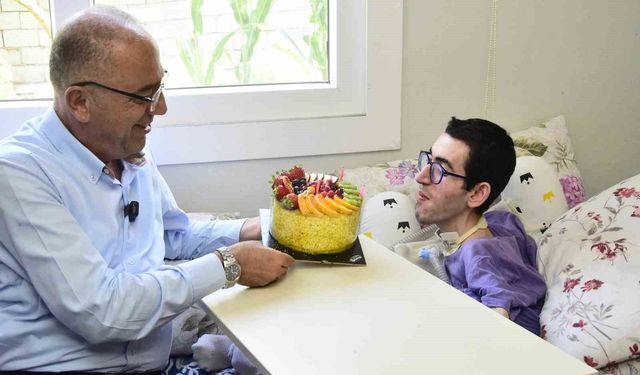 Başkan Yapar'dan Kas Hastası Ali'ye Doğum Günü Sürprizi