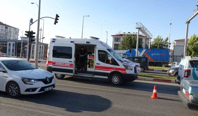 Çöşnük Kavşağı'nda Zincirleme Kaza: 3'ü Çocuk 4 Yaralı