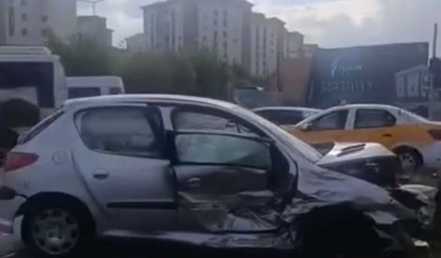 Diyarbakır'da iki otomobil çarpıştı: 3 yaralı