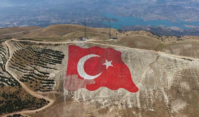 Dünyanın En Büyük Türk Bayrağı Yeniden Canlandı