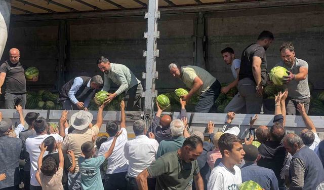 Hayırsever çiftçiden bedava karpuz
