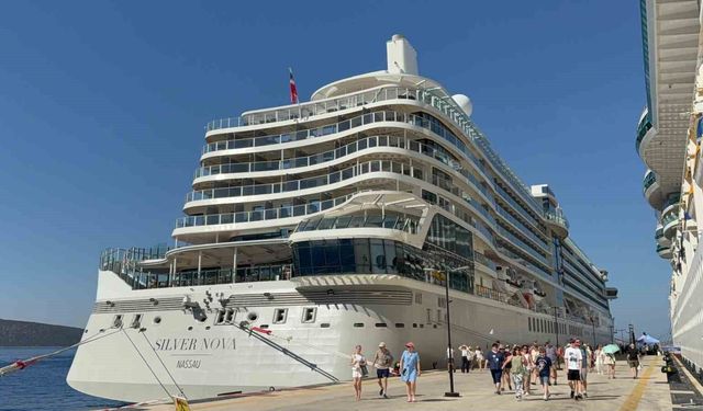 İki Dev Kruvaziyer Bodrum'a 3 Bin Turist Getirdi