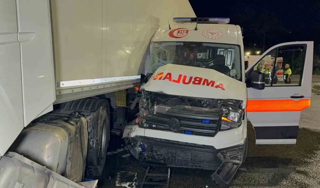 Samsun'da Ambulans Ile Tır Çarpıştı