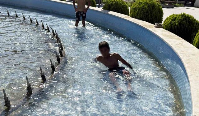 Sıcak Bunaltınca Çocuklar Süs Havuzuna Girdi