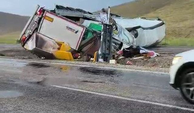 Yağışta Devrilen Tırın Sürücüsü Ağır Yaralandı