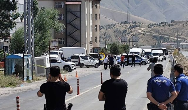 Bitlis’te Otobüs Durağında Paniğe Neden Olan Şüpheli Paket Kontrollü Şekilde Patlatıldı