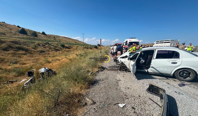Bitlis'te iki otomobil çarpıştı: 6 yaralı, 2'sinin durumu ağır