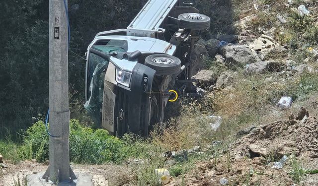 Bitlis'te Kamyonet Şarampole Devrildi