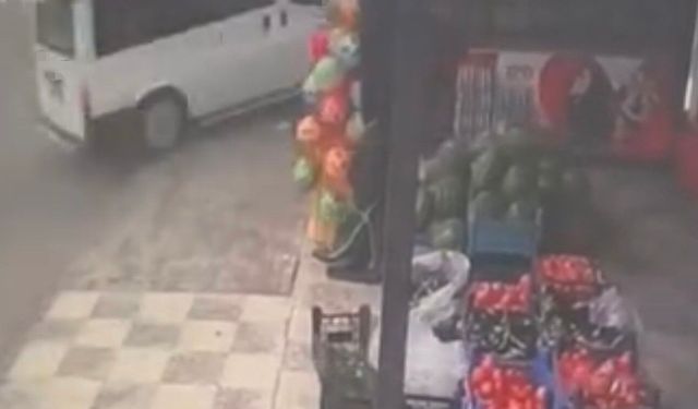 Elazığ'da Minibüs Bahçeye Uçtu
