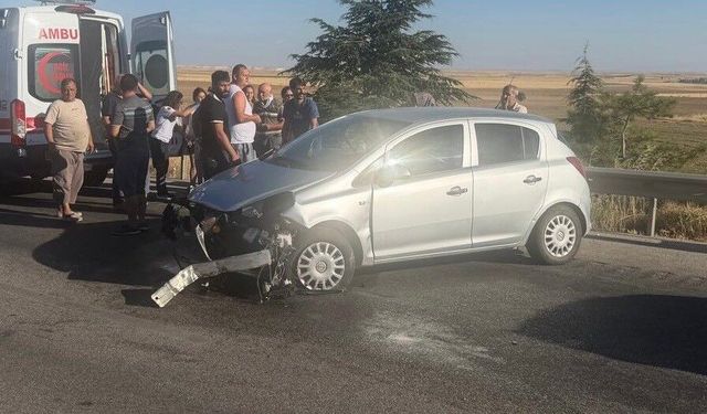 Eskişehir’de Lastiği Patlayan Otomobil Bariyerlere Çarptı