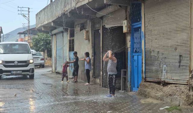İslahiye’de Yaz Yağmuru Çocukları Sokağa Döktü