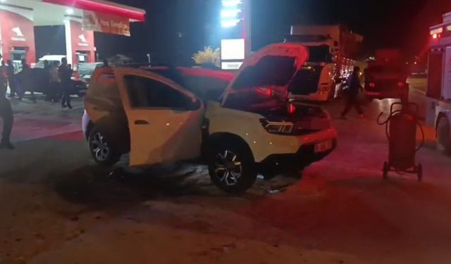 Yüksekova'da Seyir Halindeki Otomobil Alev Aldı: Baba Ve 2 Oğlu Ölümden Döndü
