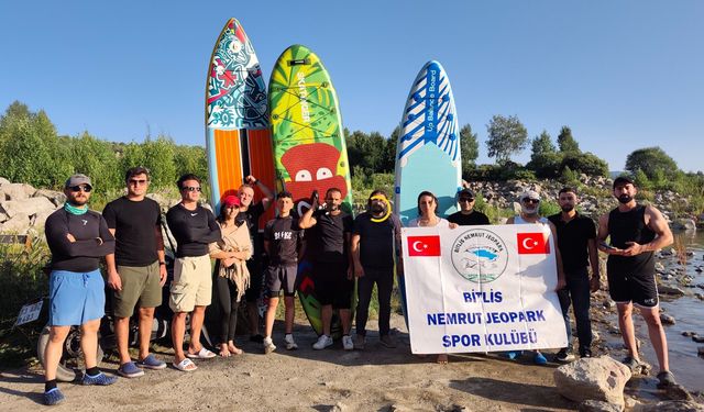 Doğaseverler 2 bin 250 rakımdaki gölde sup ve kano yaptı