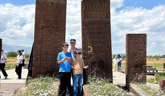 Necati Şaşmaz, Ahlat Selçuklu Mezarlığı’nı Ziyaret Etti