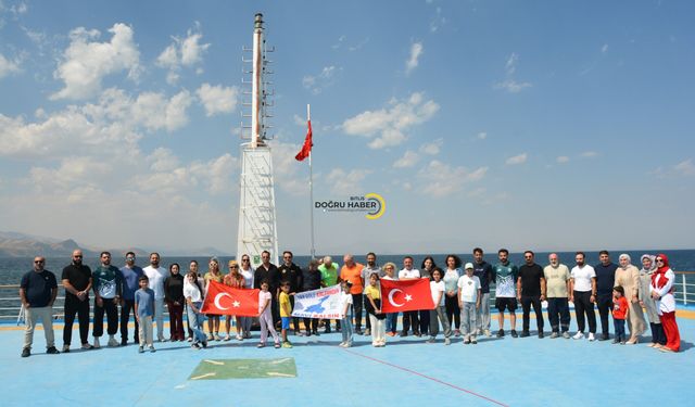 Türkiye’nin en büyük feribotunda Zafer Bayramı’nı kutladılar