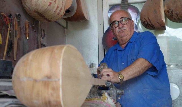 36 Yıldır Bağlama Yapıyor, Çalmasını Bilmiyor
