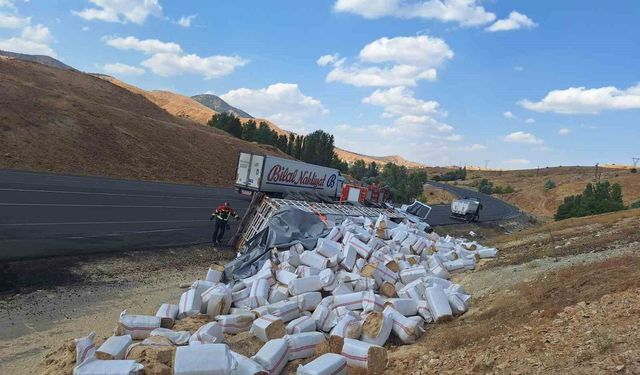 Bingöl’de Saman Yüklü Tır Devrildi