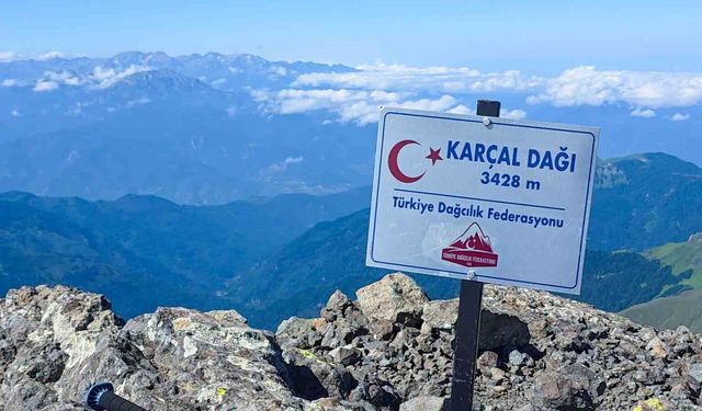 Karçal Dağı’nın Zirvesinde Büyüleyen Manzara