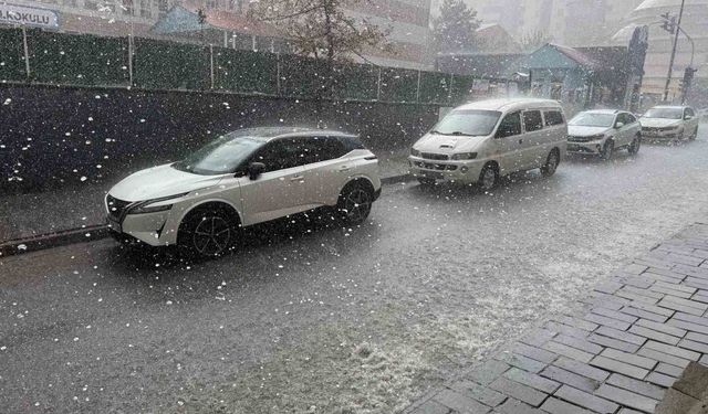 Tatvan’da Sağanak Ve Dolu Etkili Oldu