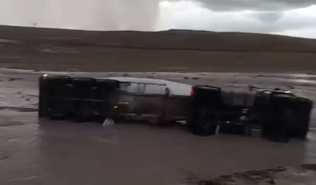 Yozgat’ta Sel Tırı Yan Yatırdı