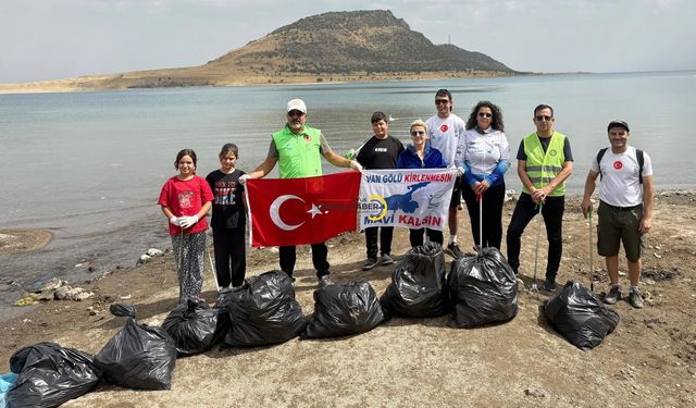 Van Gölü Kıyısında Anlamlı Buluşma: Verilen Mesaj Dikkat Çekti