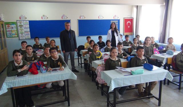 Tatvan’daki lise öğrencileri ilk ve ortaokul öğretmenleri için önlük dikti