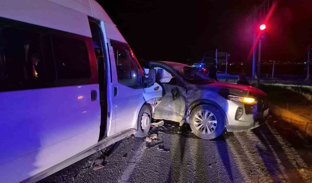 Adıyaman’da Minibüs İle Otomobil Çarpıştı: 12 Yaralı