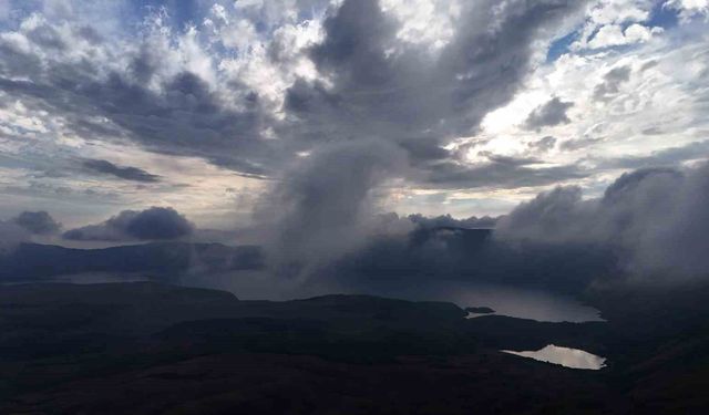 Bulutlar Nemrut Kalderası'nı Sardı