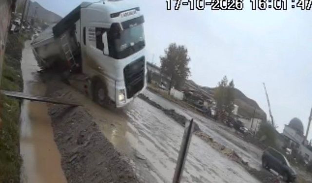 Çorum’da Taş Yüklü Tır Kanala Devrildi: Sürücü Yaralandı