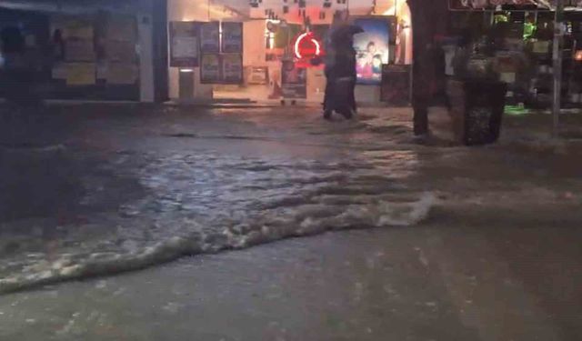 Elazığ'da Sağanak Yağış Cadde Ve Sokakları Göle Çevirdi