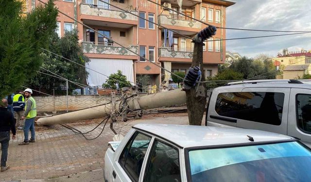Gazipaşa’da Elektrik Direği Otomobilin Üzerine Düştü