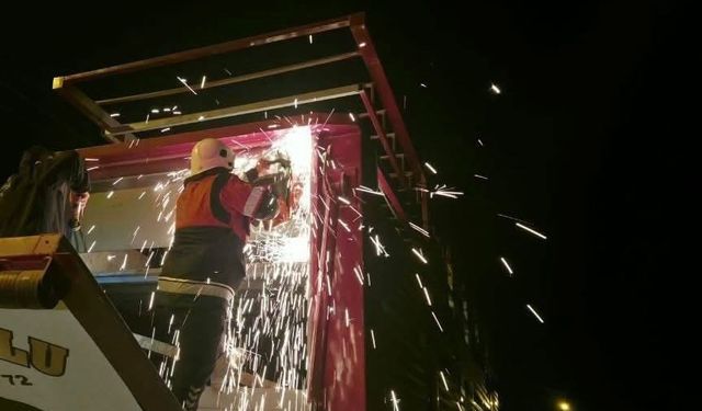 Hatay’da Tırın Dorsesinde Sıkışan 40 Keçi Kurtarıldı