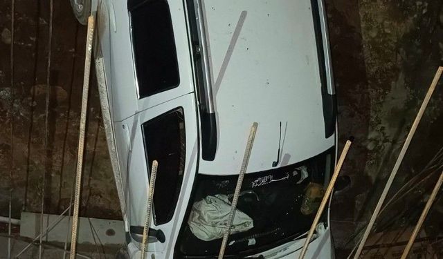 Siirt’te Menfez Çukuruna Düşen Otomobilde 2 Kişi Yaralandı