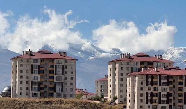 Yüksekova’da Cilo Dağları’na Mevsimin İlk Karı Yağdı