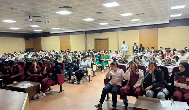 Bitlis Devlet Hastanesi’nde Stajyer Öğrencilere Güvenli Çalışma Eğitimi