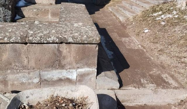 Ahlat Belediyesi’nden Mezarlık Temizliği Çalışmaları