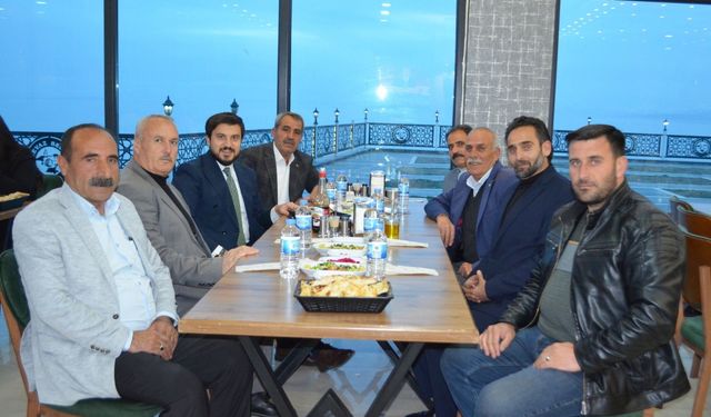 Adilcevaz Belediye Başkanı Akbaba muhtarlarla iftarda bir araya geldi