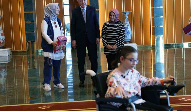 Cumhurbaşkanı Erdoğan, kendisiyle görüşmek isteyen engelli kız çocuklarını Cumhurbaşkanlığı Külliyesi’nde ağırladı