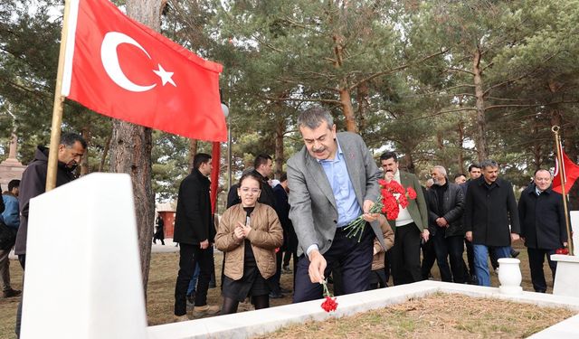 Milli Eğitim Bakanı Tekin, şehitliği ziyaret etti