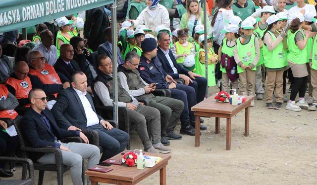 Amasya’da protokol koltuklarda oturdu, öğrenciler ayakta bekleyip diz çöktü