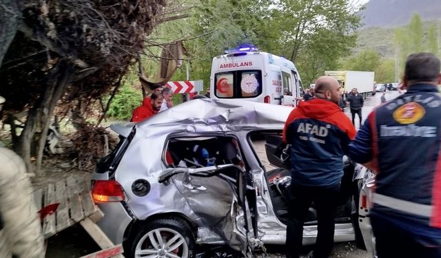 Taksi ile Tır Çarpıştı, 5 Kişi Yaralandı