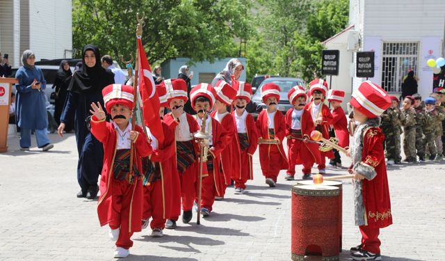 Bitlis’te 4-6 yaş Kuran kursu öğrencilerinin gösterisi büyük ilgi gördü