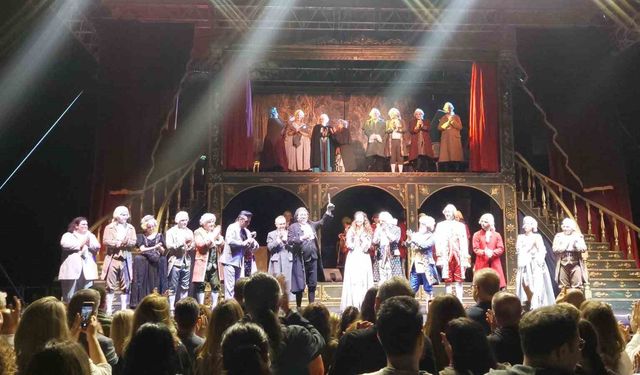 Bedia Muvahhit ’En İyi Dış Yapım Ödülü’ Amadeus’un
