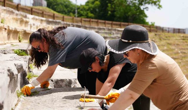 Konuralp Antik Tiyatrosu’nda gönüllü seferberliği