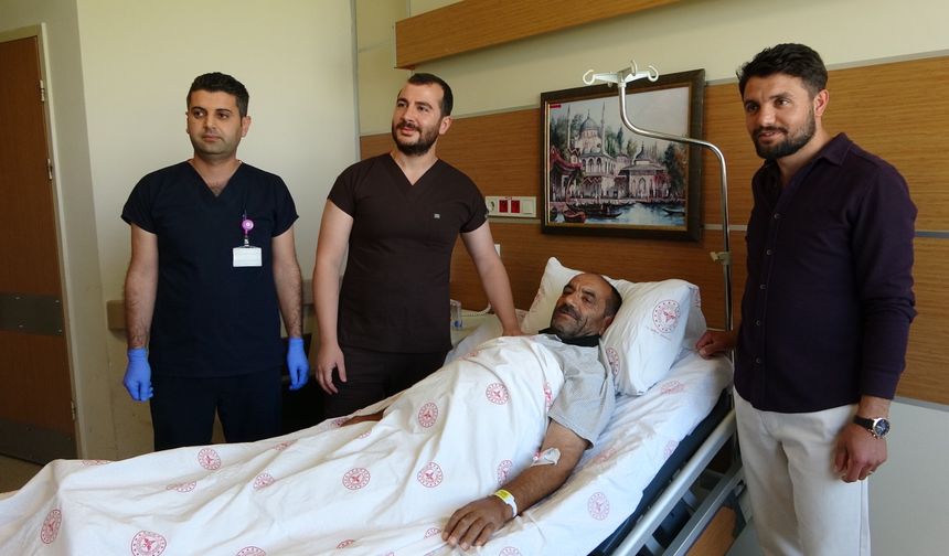 Taş sancısı şikayetiyle hastaneye giden vatandaşın böbreğinden 23 santimetrelik dev bir kist çıkarıldı