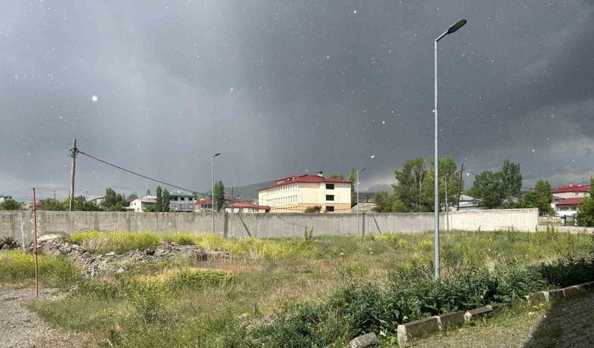 Diyadin’de dolu yağışı